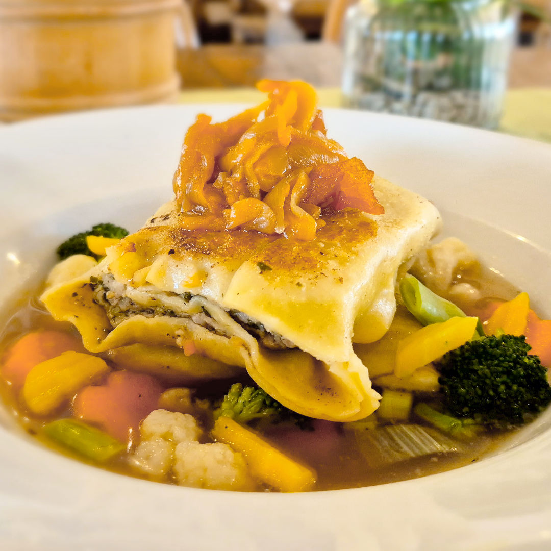 Maultaschen im Röstzwiebelsud im Restaurant Schlosscafe in Beuren