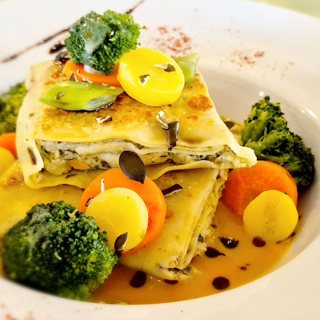 Maultaschen mit Karotten-Kokossoße mit Gemüse im Restaurant Schlosscafe in Beuren