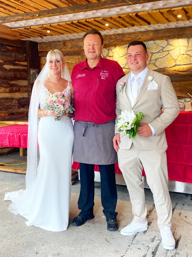 Brautpaar mit Inhaber vom Restaurant Schlosscafe am Hochzeitstag