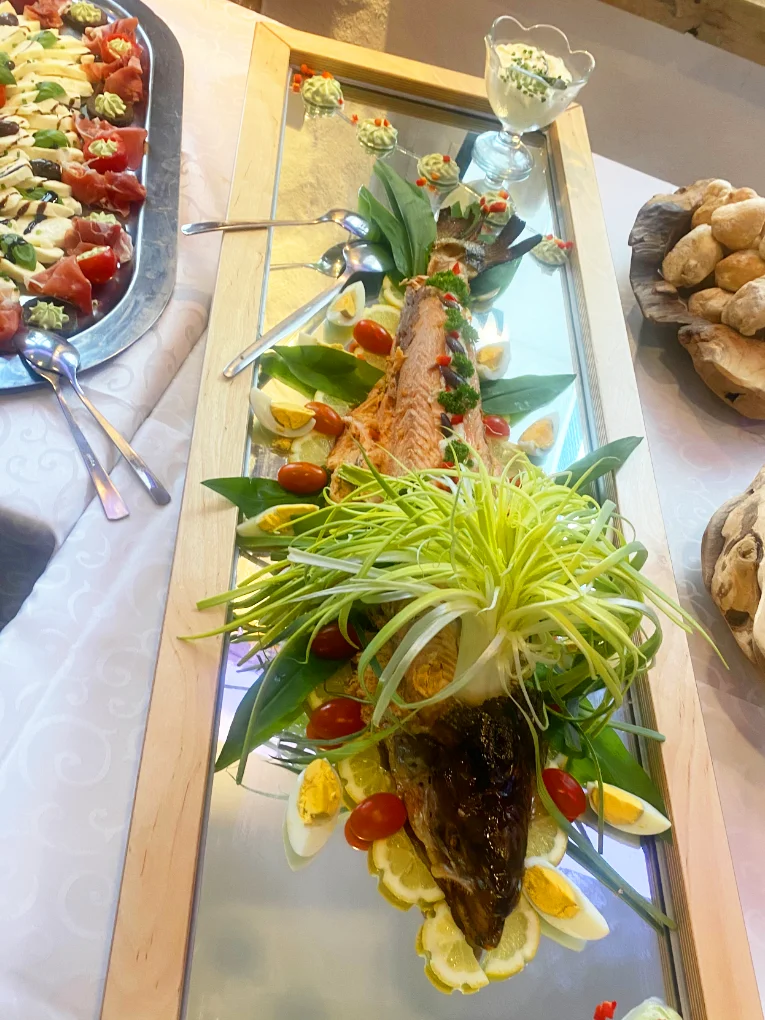 Liebevoll angerichteter Fisch auf einer Platte mit Dekoration am Hochzeitstag im Restaurant Schlosscafe Beuren