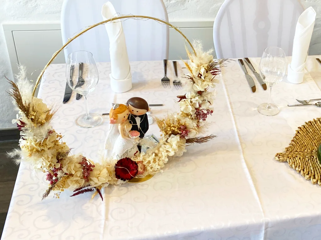 Gedeckter Hochzeitstisch für das Brautpaar