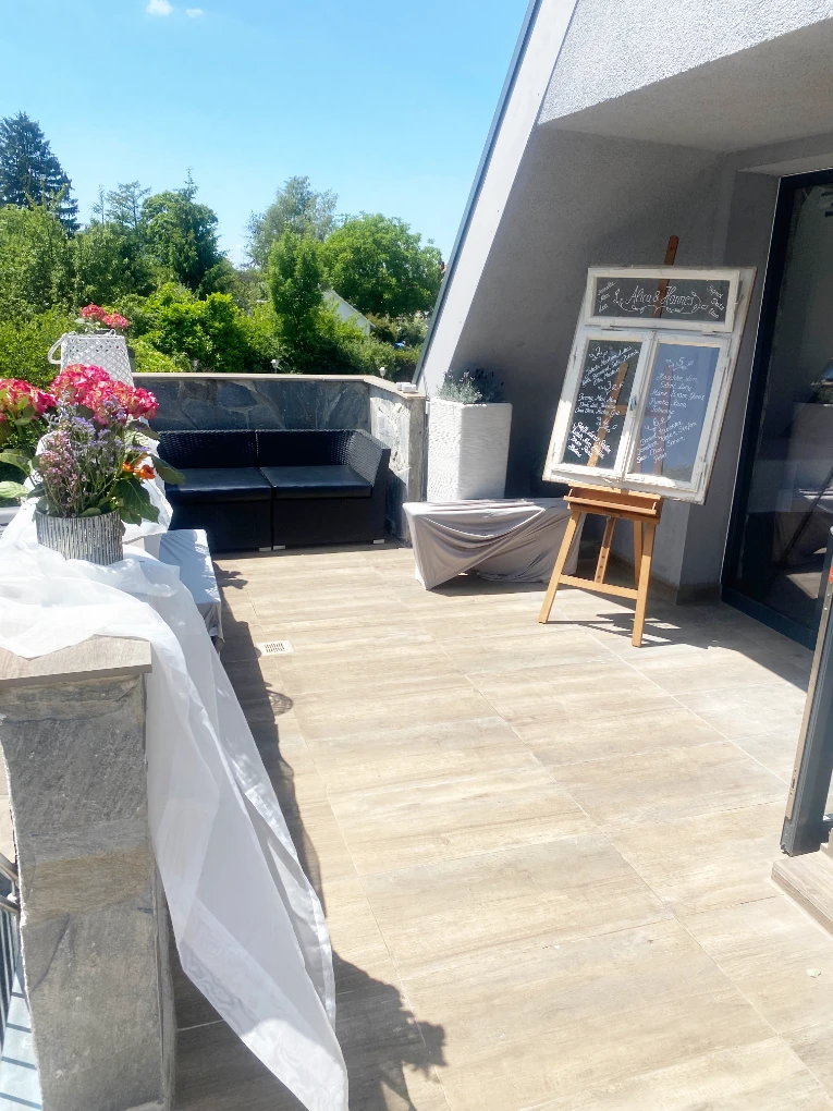 Wundervolle Sonnenterrasse mit Lounge und Deko beim Restaurant Schlosscafe