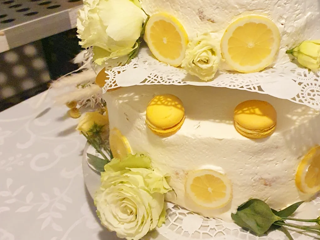 Hochzeitstorne mit frischen Zitronen vom Restaurant Schlosscafe in Beuren