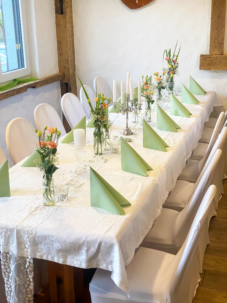Langer Hochzeitstisch mit Gedeck und Besteck im Restaurant Schlosscafe in Beuren