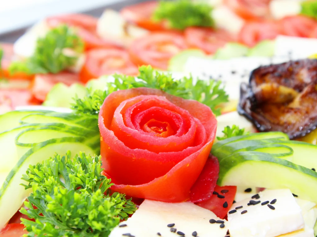 Liebevoll geschnitztes Herz aus Tomate angerichtet mit Gemüse und Käse als Vorspeise bei der Hochzeitsfeier im Restaurant Schlosscafe in Beuren