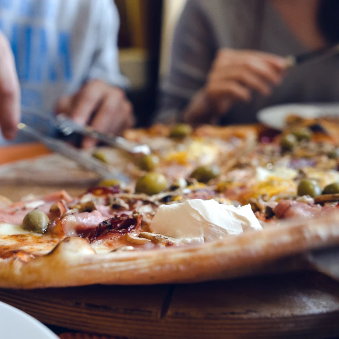 Spezialität des Hauses mit Pizza im Restaurant Schlosscafe in Beuren