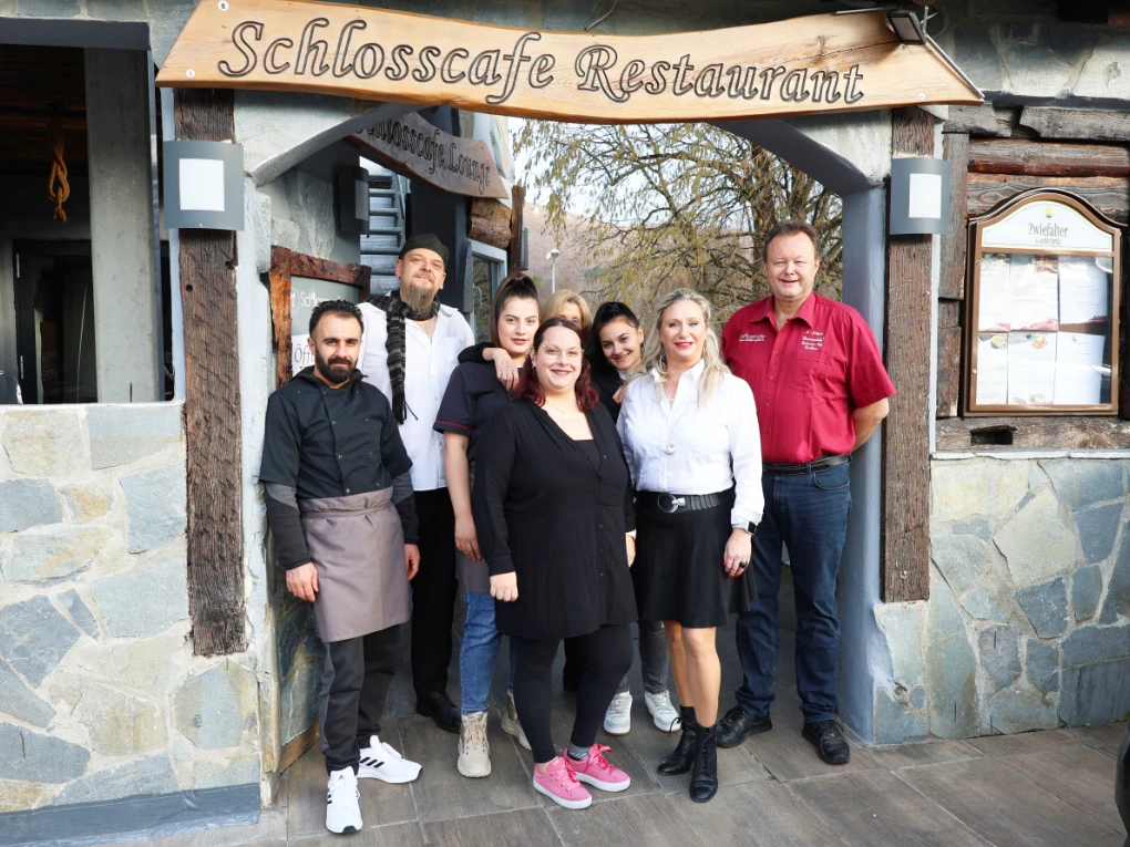 Gesamtes Team vom Restaurant Schlosscafe in Beuren vor dem Restaurant
