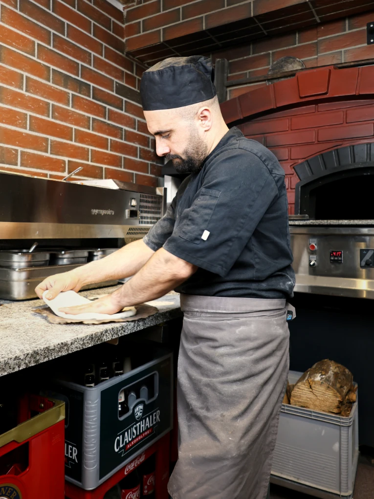 Handarbeit durch Pizzabäcker im Restaurant Schlosscafe in Beuren