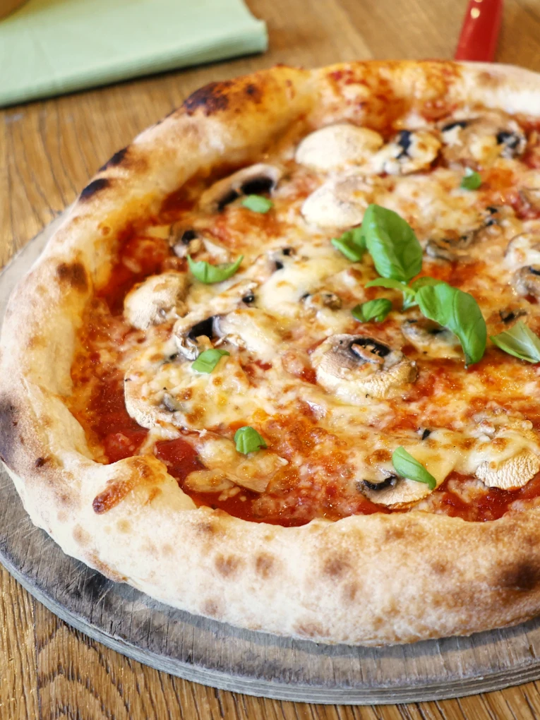 Pizza Vegetaria im Restaurant Schlosscafe in Beuren