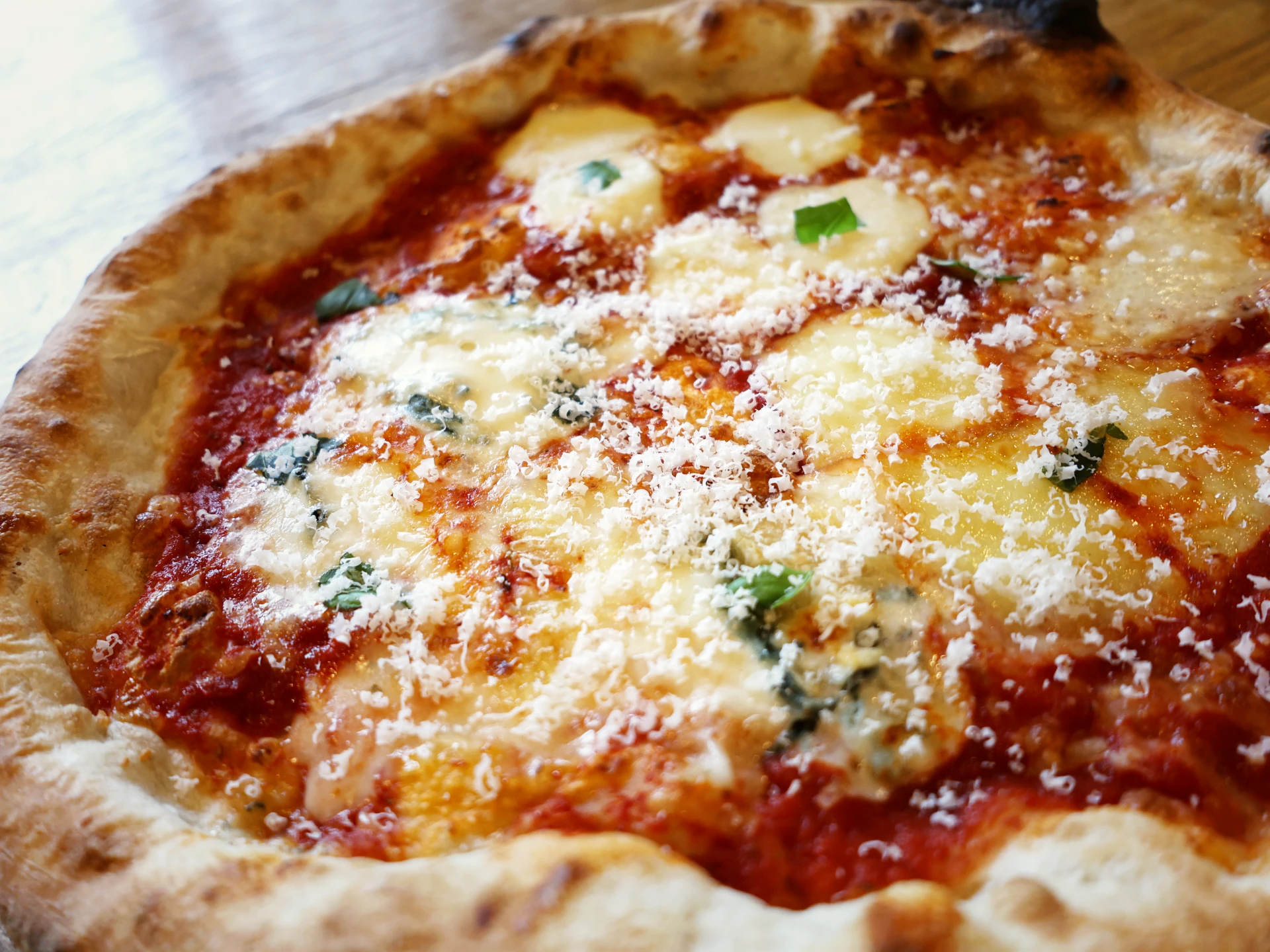 Pizza vier Käse Sorten in der Nahaufnahme beim Restaurant Schlosscafe in Beuren
