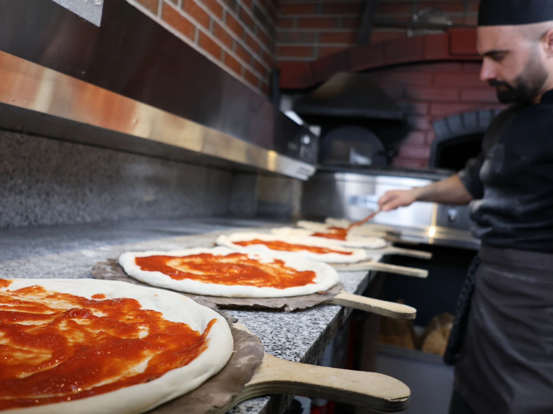Selbstgemachter Pizzateig im Restaurant Schlosscafe in Beuren